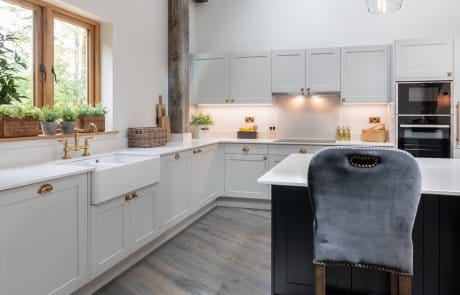 Traditional Sink and Shaker doors